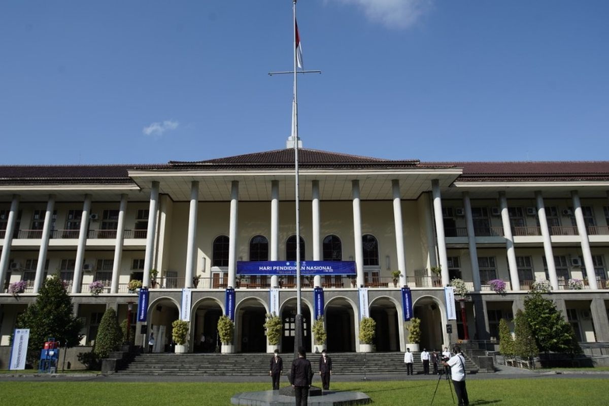 UGM gelar upacara bendera peringatan Hari Pendidikan Nasional secara daring. Peserta mengikuti upacara bendera dari kediaman mereka masing-masing. (foto dokumentasi Humas UGM)