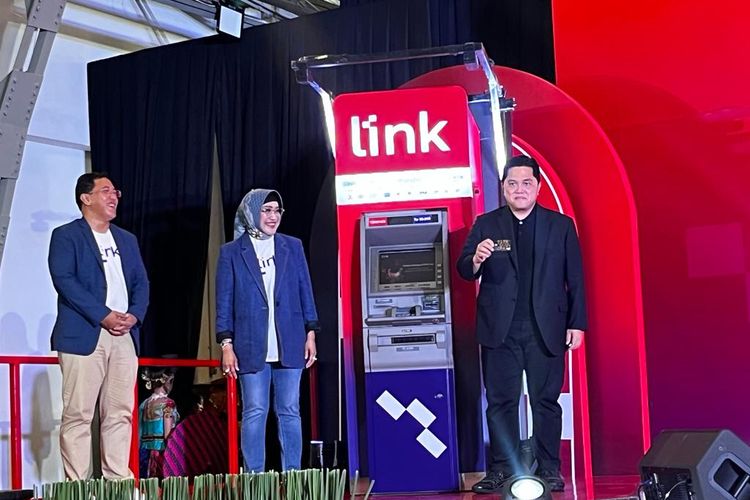 (kiri ke kanan) Direktur Utama Jalin Ario Tejo Bayu Aji, Wakil Direktur Utama BNI sekaligus Ketua Tim Konsultasi ATM Himbara Adi Sulistyowati, Menteri BUMN Erick Thohir dalam Soft Lauching Integrasi dan Wajah Baru ATM Link di Pos Bloc, Jakarta, Selasa (26/9/2023). 