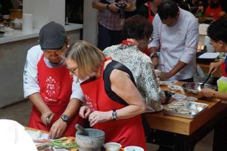 Chef Solihin membantu peserta masak-masak ala Frankfurt Book Fair 2015.
