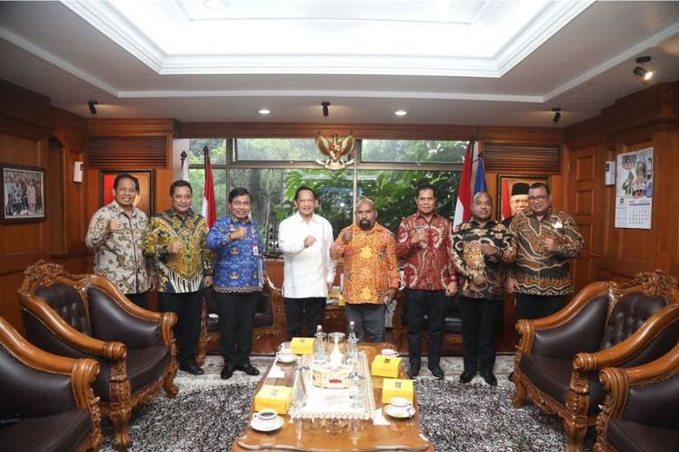 Gubernur Papua Lukas Enembe menemui Mendagri Tito Karnavian dalam rangka Rapat Khusus Terbatas Isu-Isu Strategis Urusan Pemerintahan Umum di Provinsi Papua di Ruang Kerja Mendagri. 