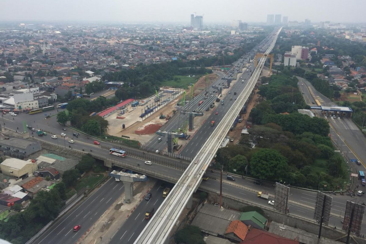 Dua pekerjaan konstruksi di Tol Jakarta-Cikampek, yaitu Light Rail Transit (LRT) dan Tol Jakarta-Cikampek II (Elevated).