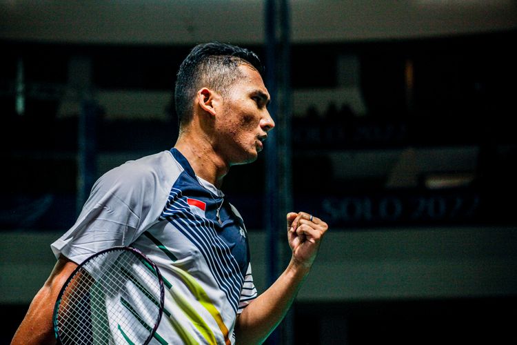 Atlet para bulu tangkis Indonesia, Hikmat Ramdani, memenangi laga kontra wakil Malaysia, Mohd Amin Burhanuddin pada semifinal ASEAN Para Games 2022 sektor tunggal putra SL4 di UMS Edutorium, Kamis (4/8/2022).