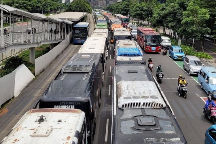 Kemacetan terjadi di sekitar Gelora Bung Karno (GBK) Tanah Abang, Jakarta Pusat pada Sabtu (26/11/2022) siang. 
