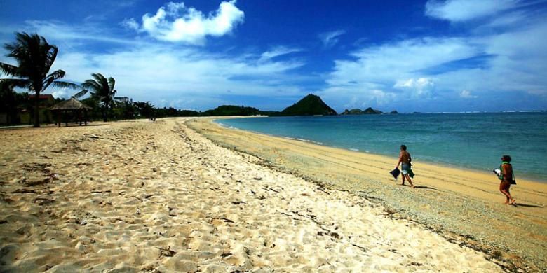 Panorama Pantai Kuta, kawasan Mandalika, Lombok Tengah, Nusa Tenggara Barat, Kamis (16/6/2016). Kawasan pesisir Mandalika berpotensi menjadi salah satu kawasan ekonomi khusus pariwisata yang dikembangkan untuk tujuan wisata unggulan Indonesia. Meski demikian, tantangan pembangunan sumber daya manusia dan pemberdayaan masyarakat lokal serta penataan kelestarian lingkungan dari dampak pembangunan perlu diperhatikan. 