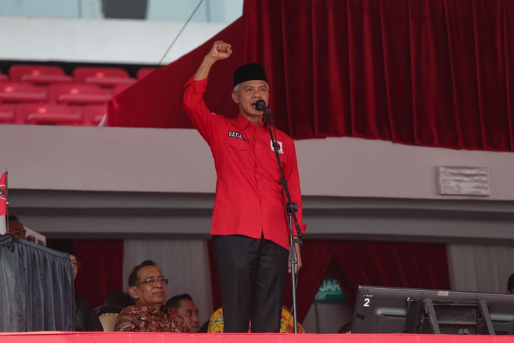 Bakal calon presiden PDI Perjuangan Ganjar Pranowo memberikan pidato dalam acara puncak peringatan Bulan Bung Karno di Stadion Utama Gelora Bung Karno (SUGBK), Jakarta, Sabtu (24/6/2023).