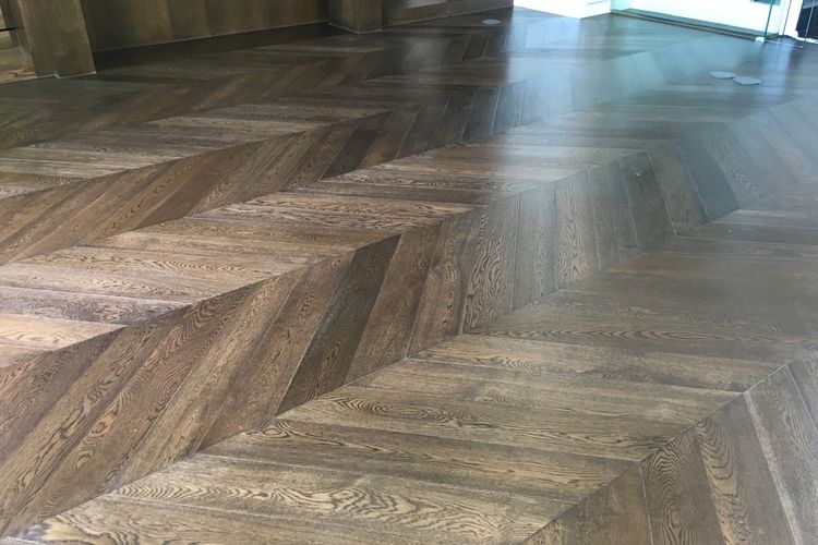 Ilustrasi lantai kayu dengan pola chevron.