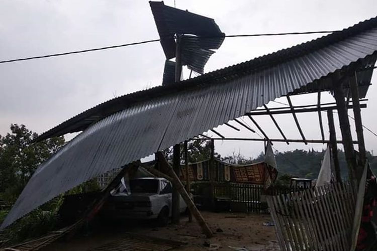 Angin puting beliung merusak rumah warga dan memadamkan listrik di Tilatang Kamang, Agam, Sumatera Barat, Minggu (13/10/2019)