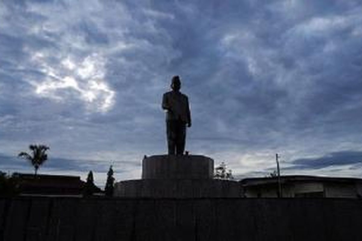 Monumen Patung Mohammad Hatta, proklamator Republik Indonesia (RI), berdiri kokoh di kompleks situs penjara dan kamp pengasingan Boven Digoel di Tanah Merah, Distrik Mandobo, Kabupaten Boven Digoel, Senin (13/4/2015). Sebagian bangunan bekas penjara dan kamp pengungsian masih terawat hingga sekarang, tetapi rumah-rumah pengasingan lain telah berubah fungsi dan rusak.