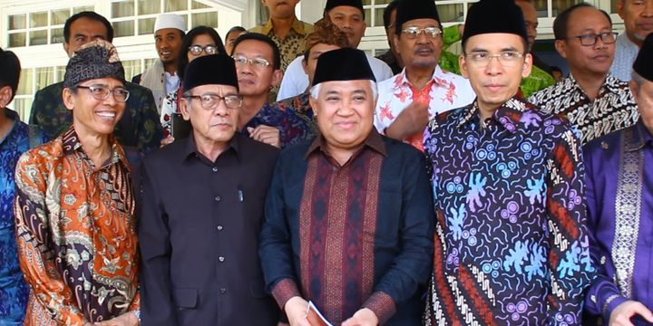 Din Syamsuddin dan TGB berpose bersama para tokoh agama di NTB, Minggu (15/7/2018)