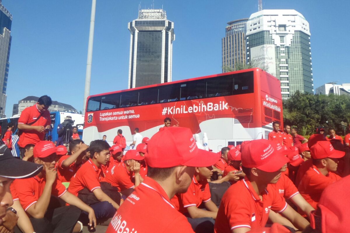 PT Transjakarta kini memiliki tagline baru yaitu Kini Lebih Baik. Tagline itu dipasang di bus wisata baru mereka. 