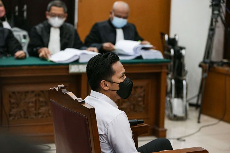 Terdakwa kasus pembunuhan berencana Brigadir Nofriansyah Yosua Hutabarat atau Brigadir J, Richard Eliezer menjalani sidang pembacaan tuntutan di Pengadilan Negeri Jakarta Selatan, Rabu (18/1/2023).