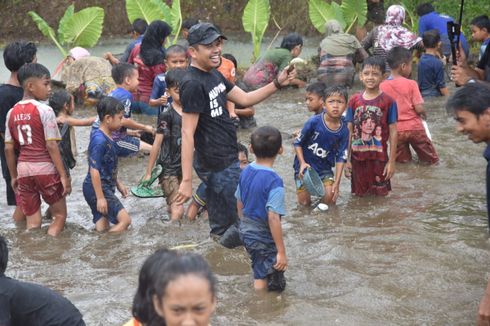 Sambil Hujan-hujanan, Dedi Mulyadi Diajak Tangkap Ikan Pakai Tangan di Empang