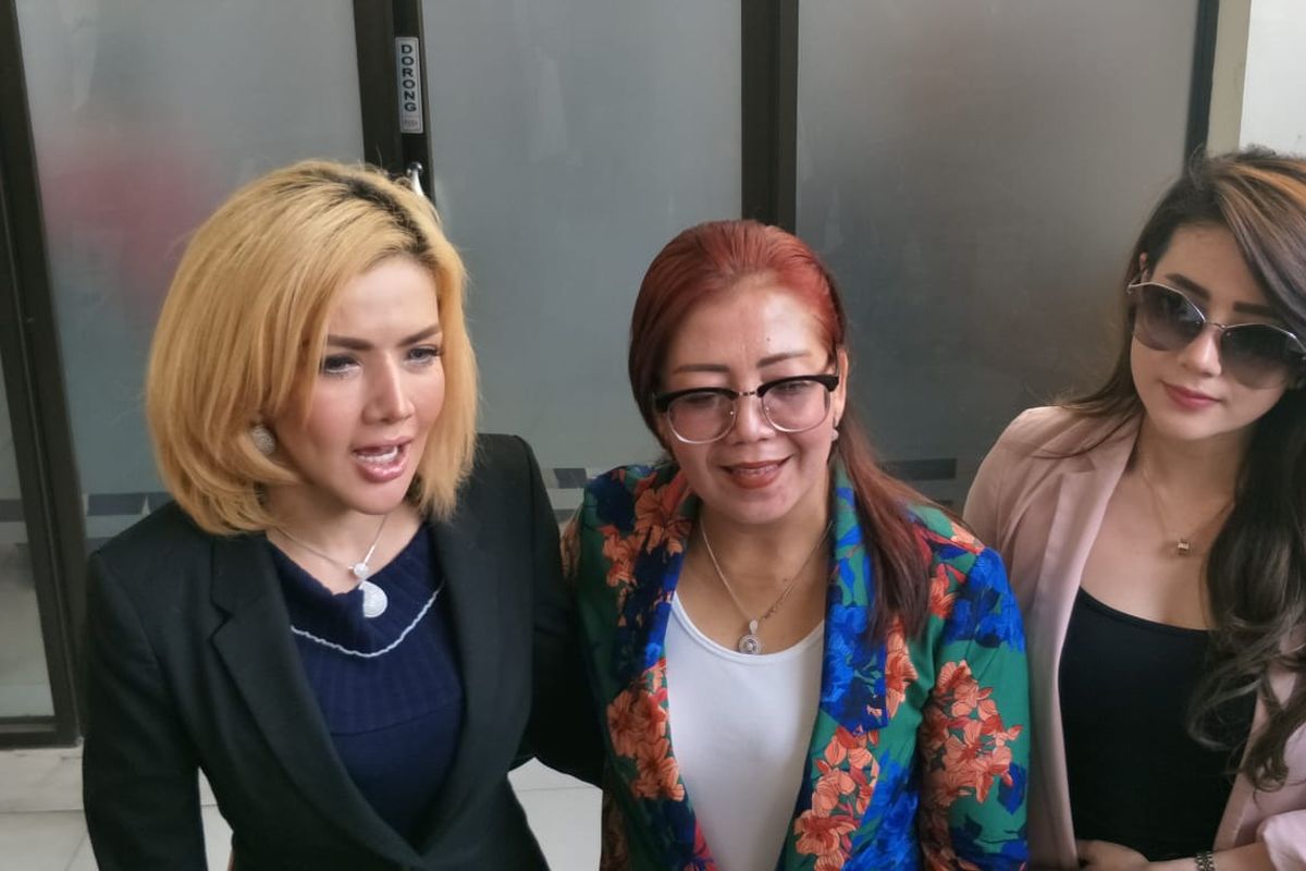 Barbie Kumalasari, Ibunda Kriss Hatta Tutty Suratinah, dan kekasih Kriss Rachel di Pengadilan Negeri Jakarta Selatan, Ampera, Selasa (5/11/2019).