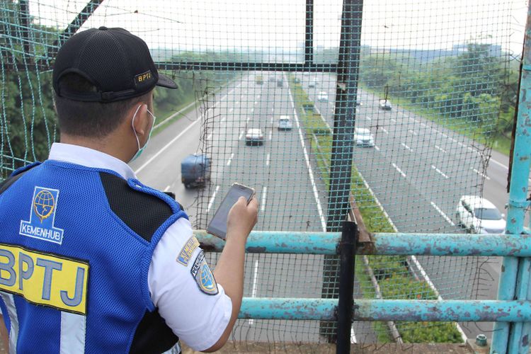 Petugas BPTJ menghitung jumlah kendaraan yang melintas di jalur Tol Tangerang-Jakarta saat uji coba sistem ganjil genap di Pintu Tol Kunciran 2, Tangerang, Banten, Senin (16/4/2018). Kepala Badan Pengelola Transportasi Jabodetabek (BPTJ) Bambang Prihartono menargetkan, kebijakan sistem ganjil-genap di tol Tangerang-Jakarta bisa mengurangi kepadatan menuju Jakarta hingga 50 persen.