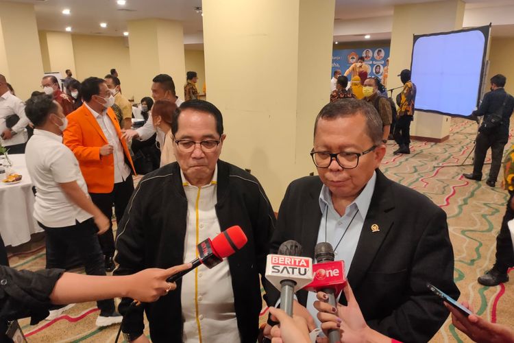 Anggota Badan Legislasi (Baleg) DPR Firman Soebagyo dan Wakil Ketua Umum PPP Arsul Sani saat ditemui di Hotel Sultan, Jakarta, Selasa (7/12/2021)