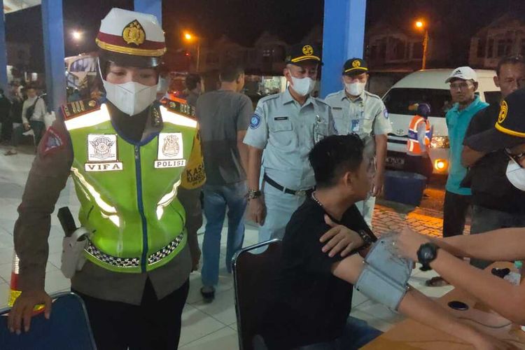 Satu sopir bus dilarang mengemudi karena dinyatakan positif mengonsumsi narkoba saat tes urin dilakukan di Terminal Tipe A, Lhokseumawe, Provinsi Aceh, Rabu (27/4/2022) malam