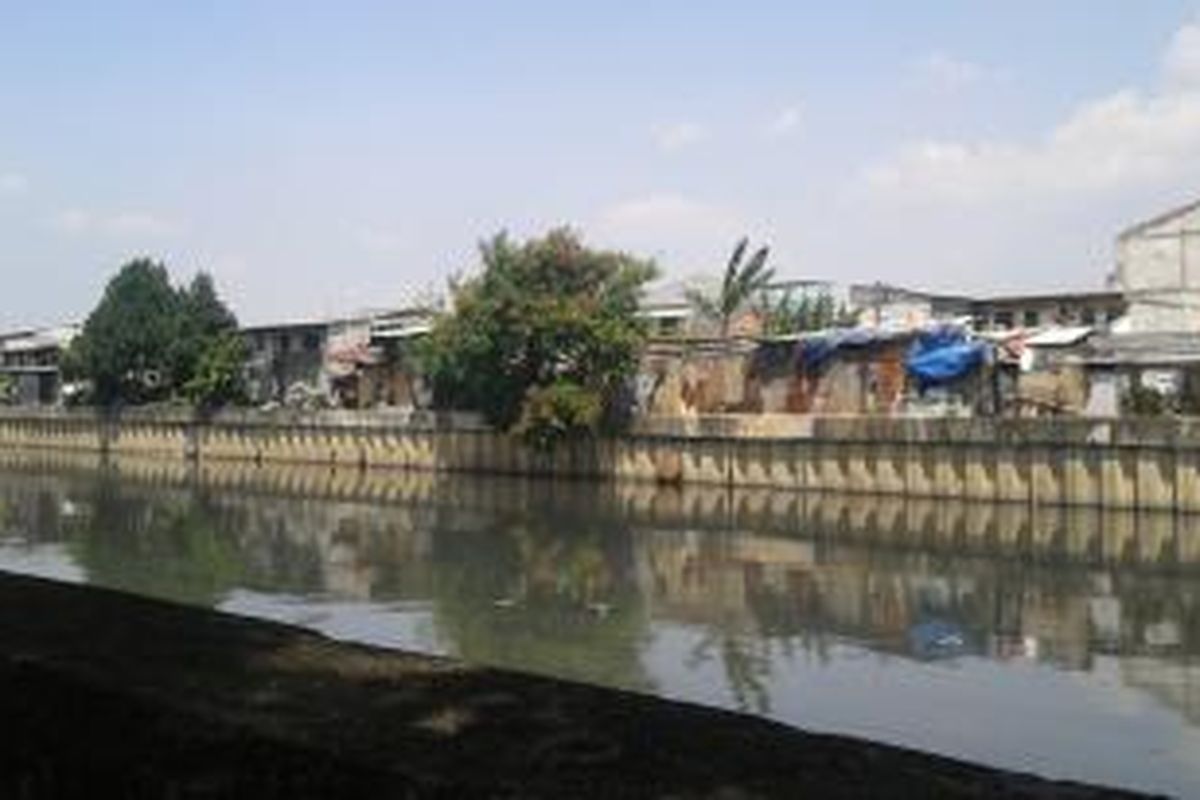 Rumah warga di bantaran Kali Mookervart, Cengkareng, Jakarta Barat, Kamis (7/8/2014).