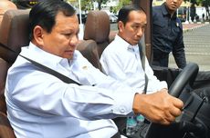 Jokowi Disopiri Prabowo Saat Naik "Maung" di PT Pindad Bandung