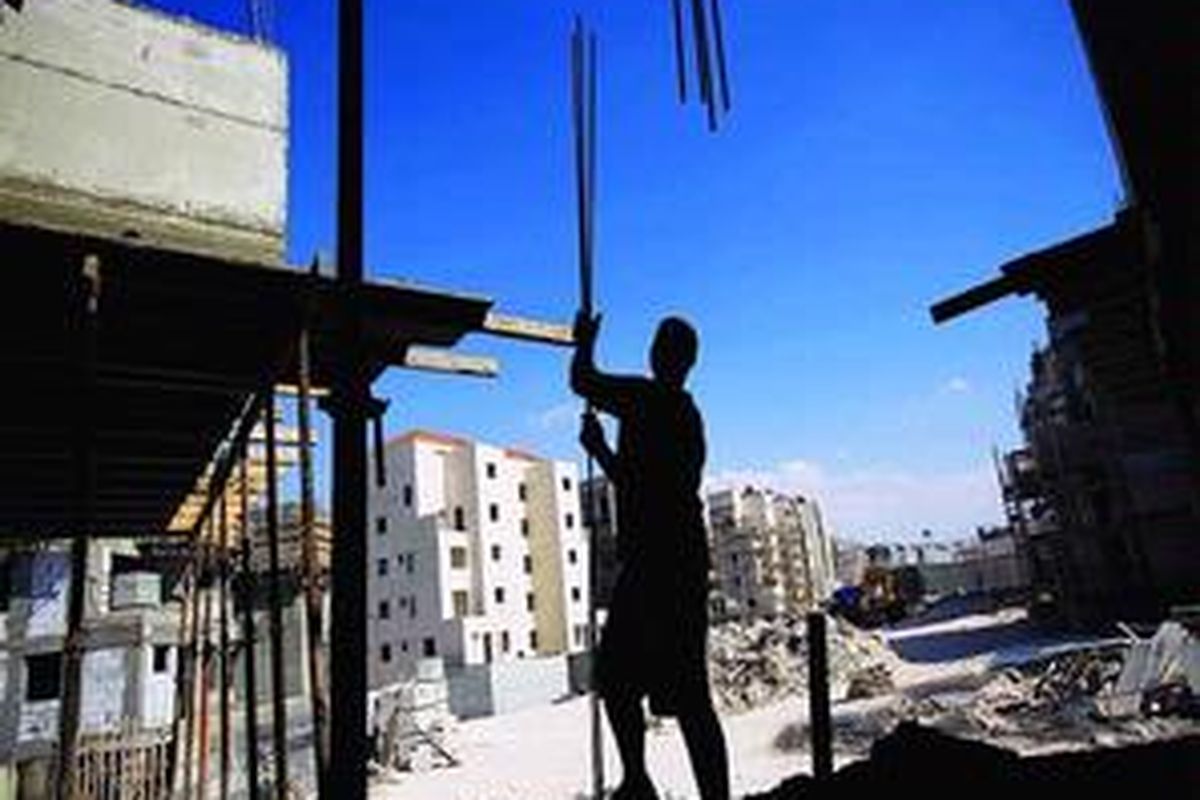 Konstruksi dari salah satu pengembang perumahan di Tepi Barat, Maaleh Adumim, di pinggiran Jerusalem, Minggu (6/9). Perdana Menteri Israel Netanyahu mengumumkan pembangunan ratusan apartemen baru untuk permukiman Yahudi. Sebuah keputusan yang bakal mengundang kontroversi, baik dari pihak Palestina maupun Amerika Serikat yang tengah merintis upaya damai Palestina-Israel.