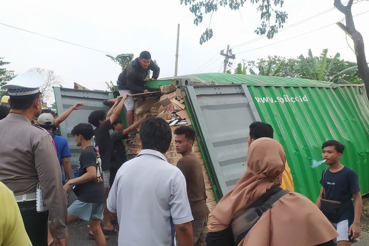 Truk trailer mengalami kecelakaan tunggal di tanjakan Silayur, Kecamatan Ngaliyan, Kota Semarang, Jawa Tengah 
