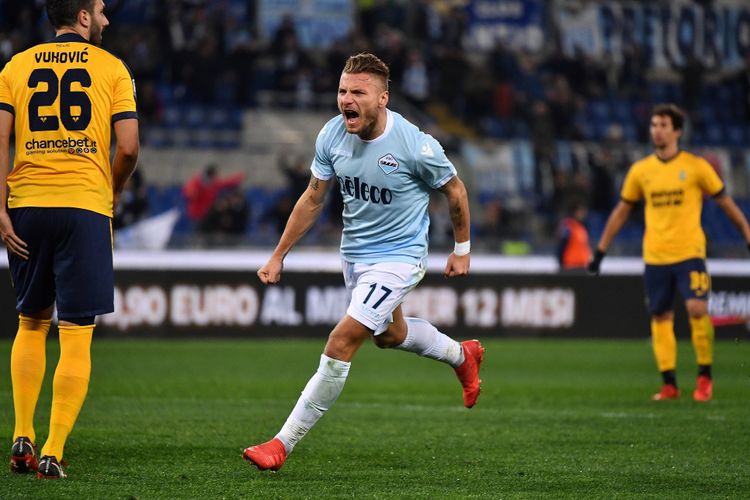 Ciro Immobile merayakan gol Lazio ke gawang Hellas Verona pada pertandingan Serie A di Stadion Olimpico, Senin (19/2/2018). 