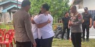 Tangis Anak di Pelukan Polisi, Usai Ibunya Dibunuh Perampok di Pekanbaru