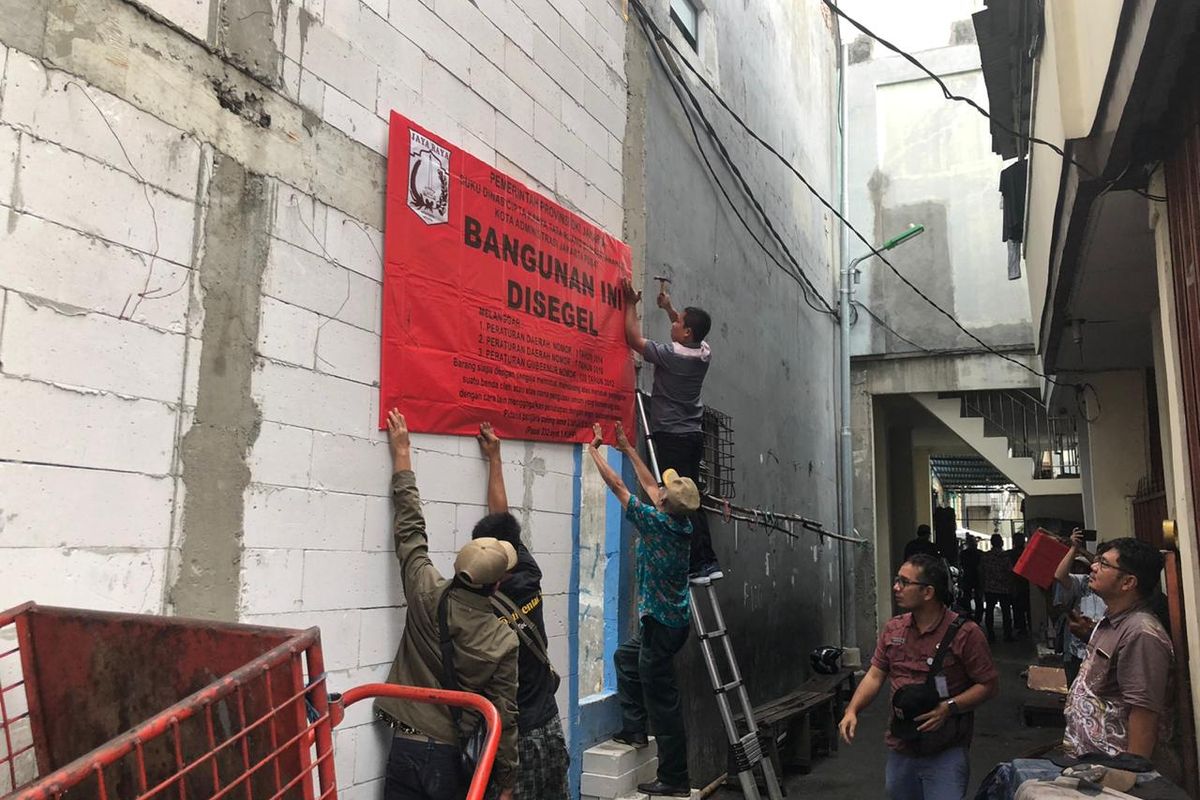 Proyek  bangunan yang mengepung rumah Ko Ayun disegel, Kamis (12/12/2019).