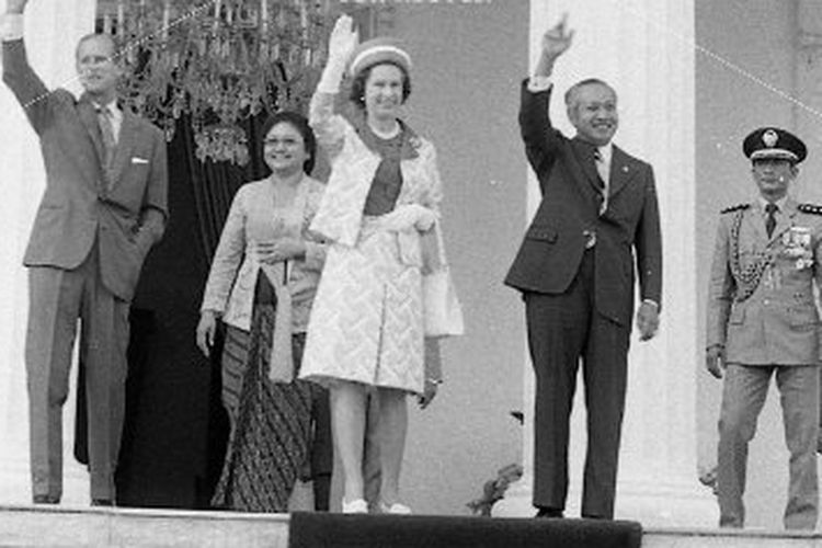 Ratu Elizabeth II berpamitan dengan Presiden Soeharto di Istana Merdeka, Jakarta, pada 22 Maret 1974