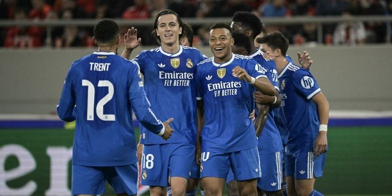 Penyerang Real Madrid Kylian Mbappe merayakan gol kedua bersama rekan satu timnya pada laga Liga Champions antara Olympiakos (GRE) dan Real Madrid (ESP) di Stadion Georgios Karaiskakis di Piraeus pada 26 November 2025.