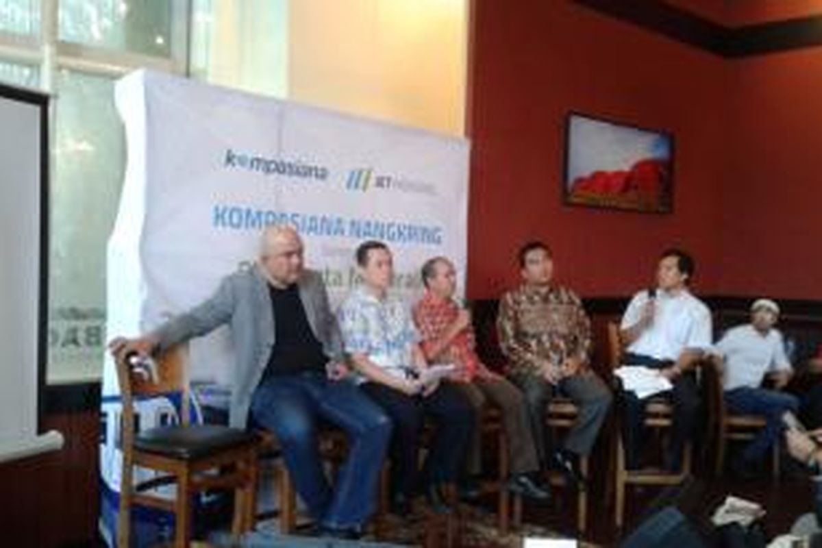 (Dari kiri ke kanan) Direktur Utama PT Jakarta Monorail Jhon Aryananda, Pengamat Komunikasi Politik Tjipta Lesmana, Pengamat Transportasi Darmaningtyas, Perwakilan dari Bappenas Lukas Hutagalung, saat hadir dalam acara 