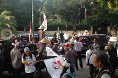 Relawan Jokowi Menerobos Masuk Saat KPU dan Bawaslu Konpers