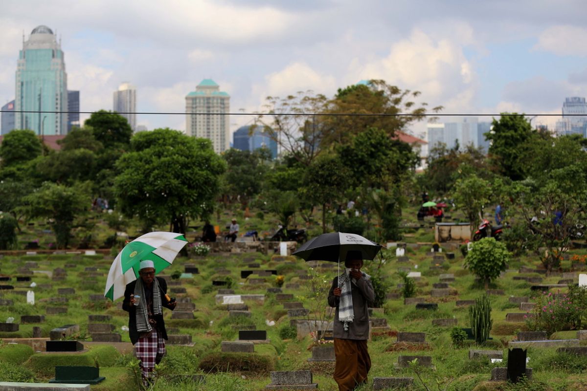 Sejumlah peziarah yang datang ke taman pemakaman umum (TPU) Karet Bivak, Tanah Abang, Jakarta Pusat, Senin (26/6/2017). Ziarah kubur, bagi umat muslim menjadi tradisi yang dilakukan setiap bulan suci Ramadhan sampai dengan hari raya lebaran Idul Fitri.