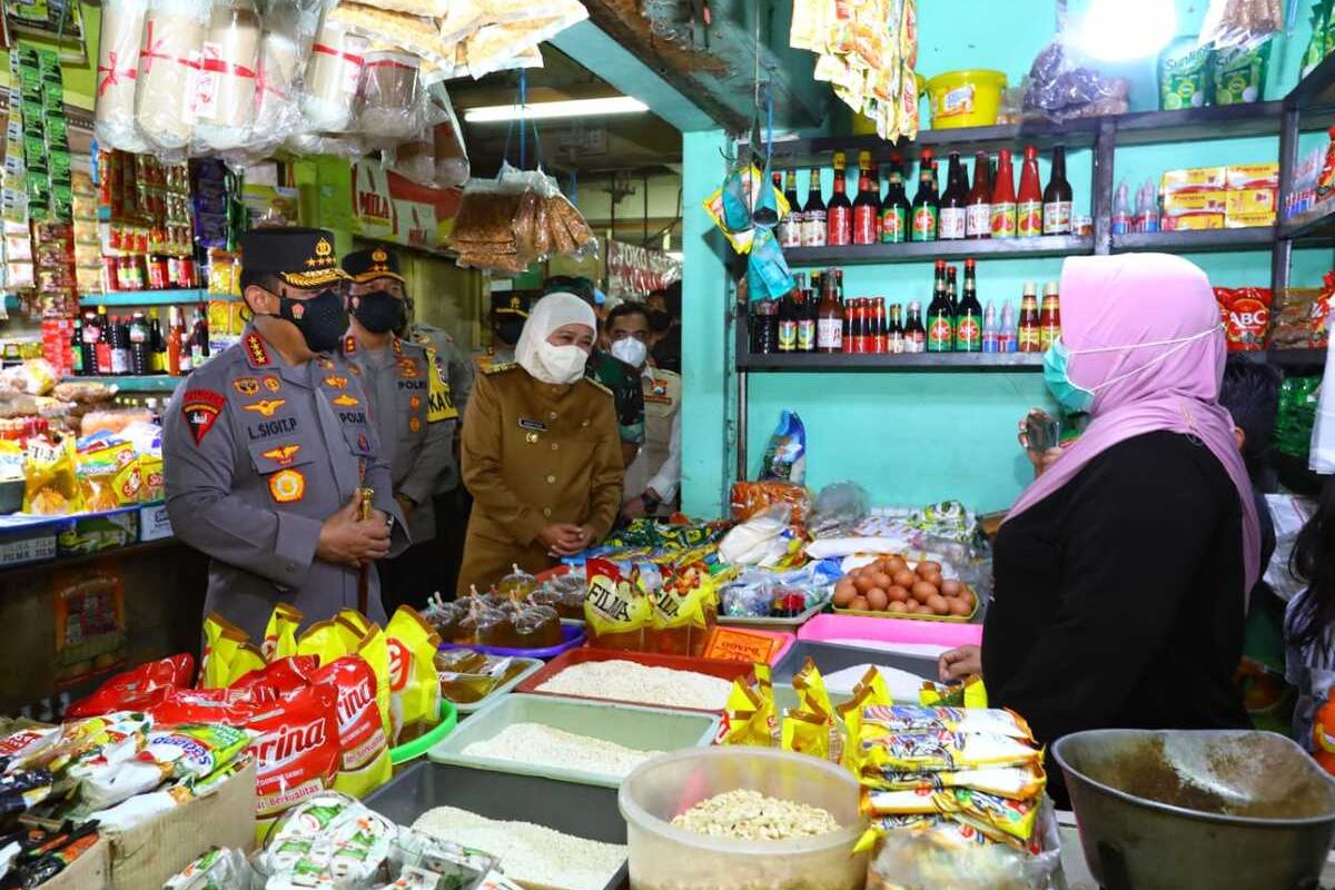 Kapolri Jendral Listyo Sigit Prabowo bersama Gubernur Jawa Timur Khofifah Indar Parawansa dan Forkopimda Jatim saat meninjau Pasar Wonokromo, Surabaya, Jawa Timur, Sabtu (26/3/2022).