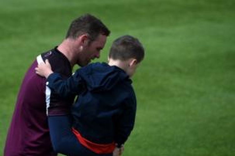 Striker Manchester United, Wayne Rooney (kiri), bersama anaknya, Kai.