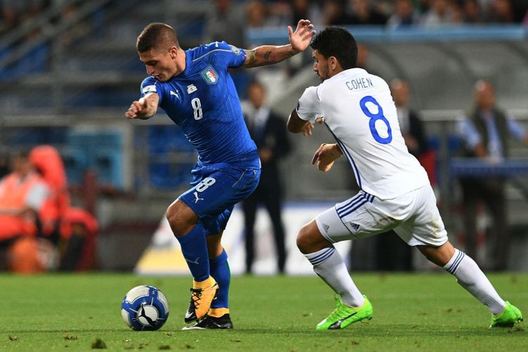 Marco Verratti mencoba lewati hadangan Almog Cohen pada laga Italia vs Israel di Stadion Mapei, Selasa (5/8/2017).