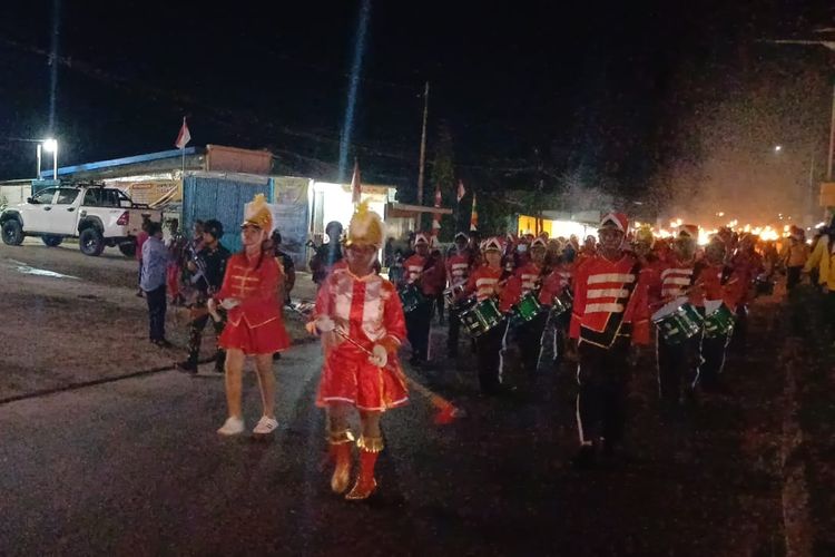 Masyarakat menggelar pawai obor untuk menyambut Hari Ulang Tahun (HUT) ke-78 Republik Indonesia, pada Rabu (16/8/2023) di Jalan Trans Papua, Boven Digoel, Papua Selatan.