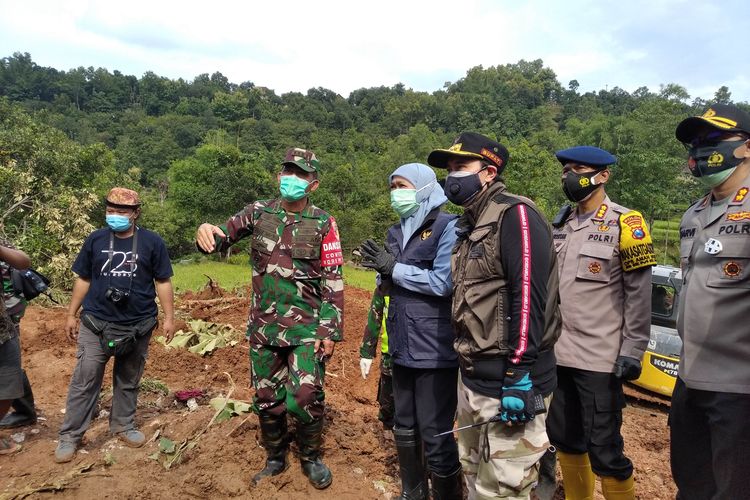 Khofifah Indar Parawansa meninjau lokasi longsor di Dusun Selopuro, Ngetos, Nganjuk, Senin (15/2/2021).