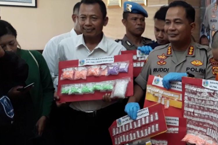 Polisi saat menunjukan sejumlah barang bukti narkoba di Mapolresta Denpasar, Rabu (15/1/2020).