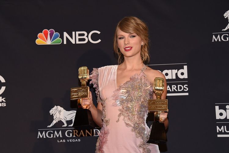 Taylor Swift berfoto dengan dua trofi penghargaan pada Billboard Music Awards 2018 yang digelar di MGM Grand Resort International, Las Vegas, AS, Minggu (20/5/2018).
