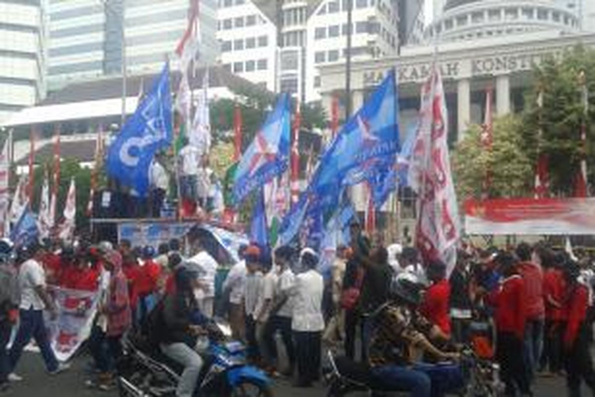 Massa pendukung Prabowo-Hatta, masih melakukan orasi di depan Gedung Mahkamah Konstitusi (MK), Jalan Medan Merdeka Barat, Jakarta Pusat, Jumat (8/8/2014).