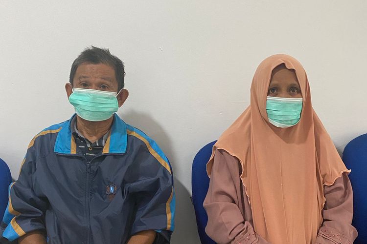 Seorang WN Malaysia bernama Samba Bin Dullah (65) bersama istrinya WNI Yati Lanara saat diamankan petugas Imigrasi di pelabuhan Tunon Taka Nunukan Kaltara