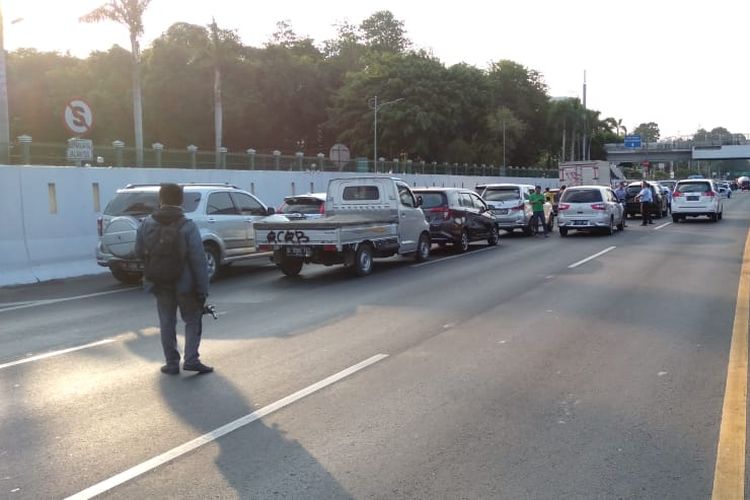Puluhan kendaraan terjebak di dalam tol dalam kota, Senin (30/9/2019) setelah massa demonstran bentrok dengan aparat kepolisian di tiga titik sekitar gedung DPR.