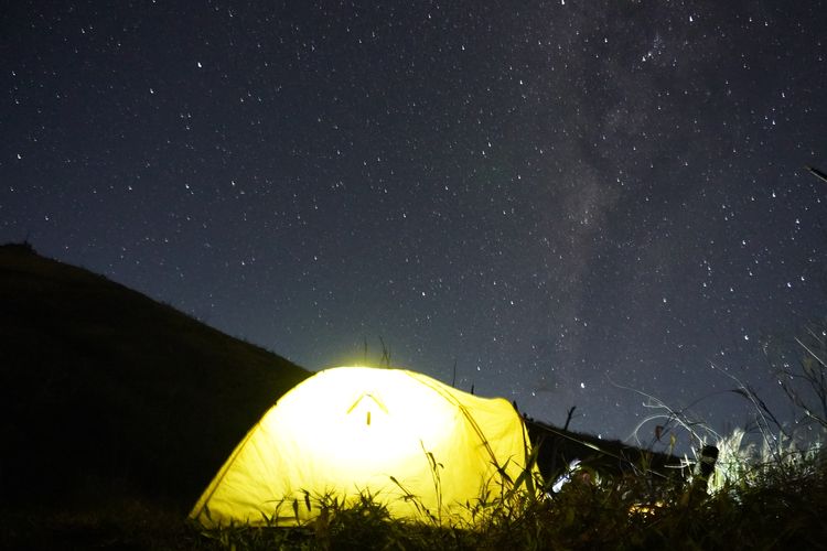 Ilustrasi suasana malam hari Gunung Merbabu lewat jalur Thekelan.