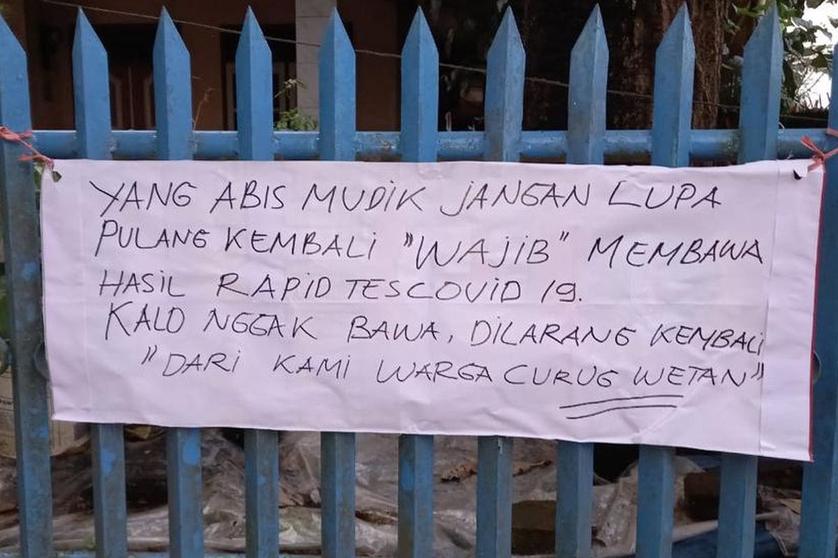 Spanduk penolakan dari warga Curug Wetan, Tangerang Selatan, untuk pemudik yang hendak kembali.