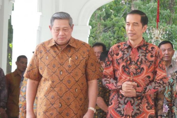 Presiden Susilo Bambang Yudhoyono menyambut Joko Widodo di Istana Negara, Minggu (19/10/2014) petang. Kedatangan Jokowi adalah untuk berkeliling dan berkenalan dengan staf di Istana Negara. Jokowi datang telat hampir satu jam dari jadwal yang ditentukan
