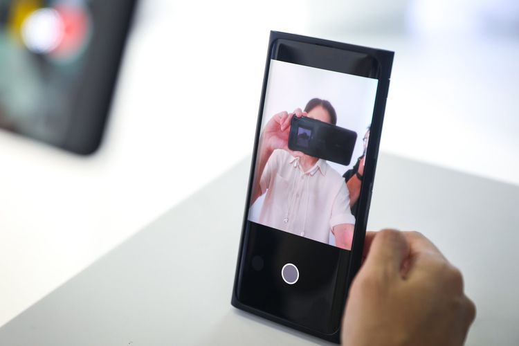 Oppo Pamer Ponsel Pertama Dengan Kamera Selfie Di Bawah Layar