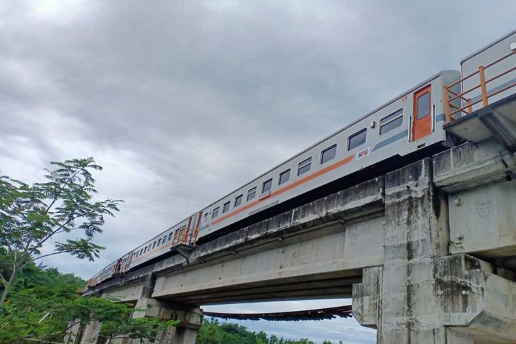 KA Joglosemarkerto melintas di jembatan BH 1120 jalur hilir antara Linggapura-Bumiayu, Kabupaten Brebes, Jawa Tengah, Kamis (14/1/2021).