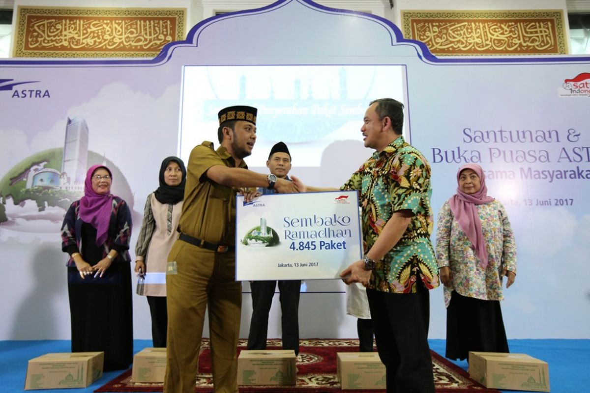 Sekretaris Kota Jakarta Utara Rusdianto menerima secara simbolis bantuan sembako dari PT Astra International Tbk yang diserahkan oleh Head of Environment & Social Responsibility PT Astra International Tbk Riza Deliansyah (kanan).