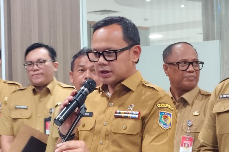 Wakil Menteri Dalam Negeri Bima Arya saat konferensi pers di Kantor Ditjen Bina Pemerintahan Desa Kemendagri, Pasar Minggu, Jakarta Selatan, Selasa (22/4/2025).