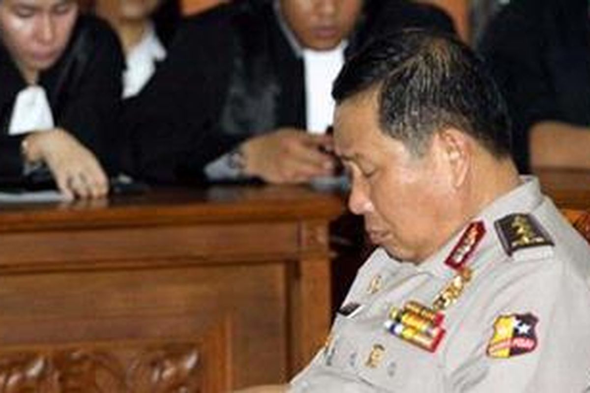 Terdakwa kasus korupsi, Komjen (Pol) Susno Duadji menjalani sidang dengan agenda vonis, di Pegadilan Negeri Jakarta Selatan, Kamis (24/3/3011). Majelis hakim menyatakan Susno bersalah dan dijatuhi hukuman 3,5 tahun dengan denda Rp 200 juta subsider enam bulan kurungan.